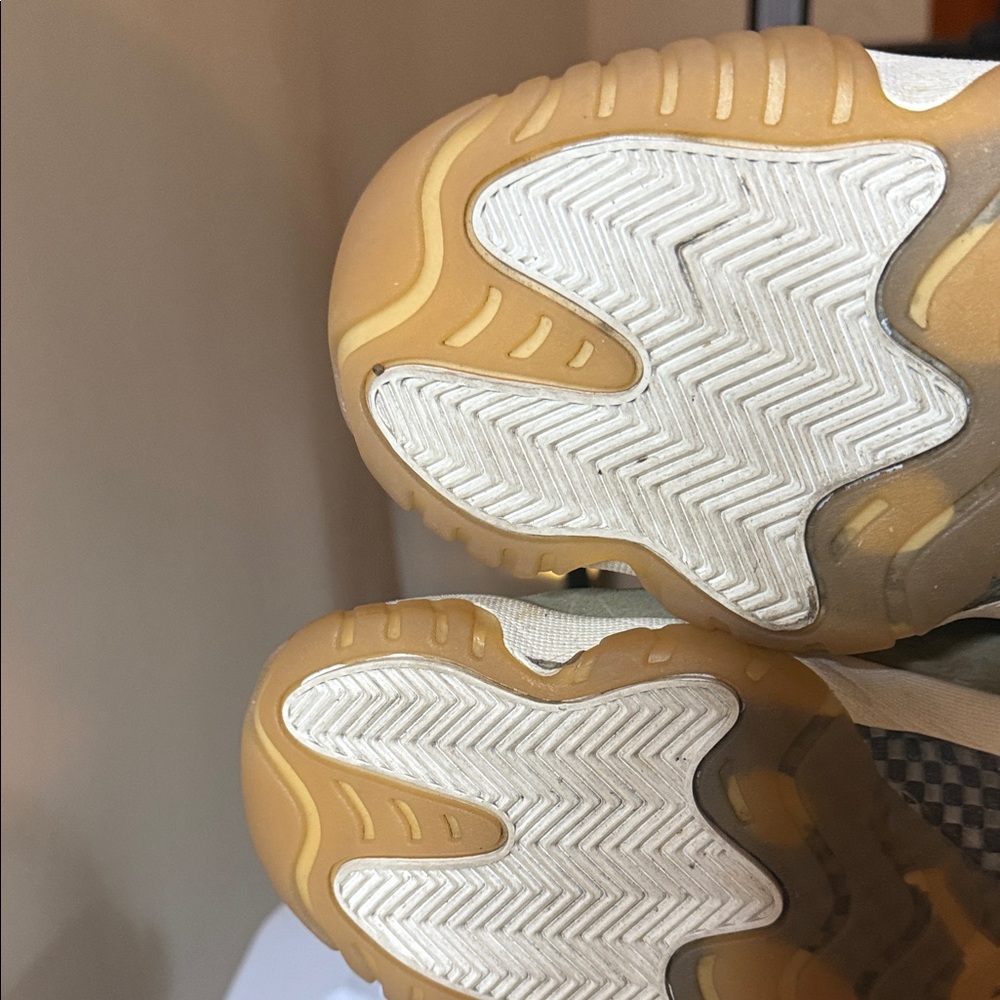 Jordan 11 Retro Olive Lux - Picture 8 of 9